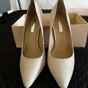 BCBG GENERATION snakeskin pumps pointy toe ivory  8.5